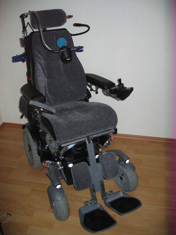 Foto meines alten Elektrorollstuhl mit der sehr anstrengenden Kinnsteuerung