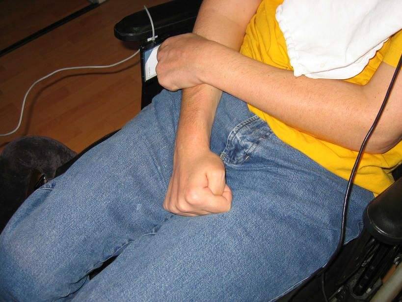 Mit einem kleinen Touchpad an den Pflegerollstuhl montiert, kann ich die Computermouse an meinem PC steuern