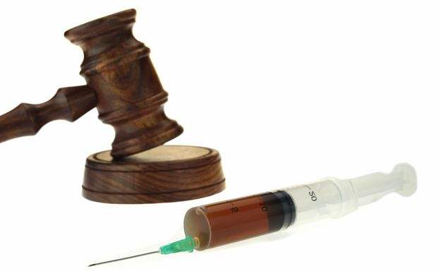 Richterhammer, im Vordergrund liegt eine Spritze