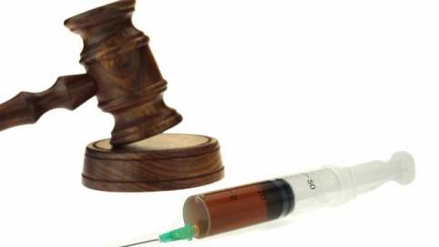 Richterhammer, im Vordergrund liegt eine Spritze