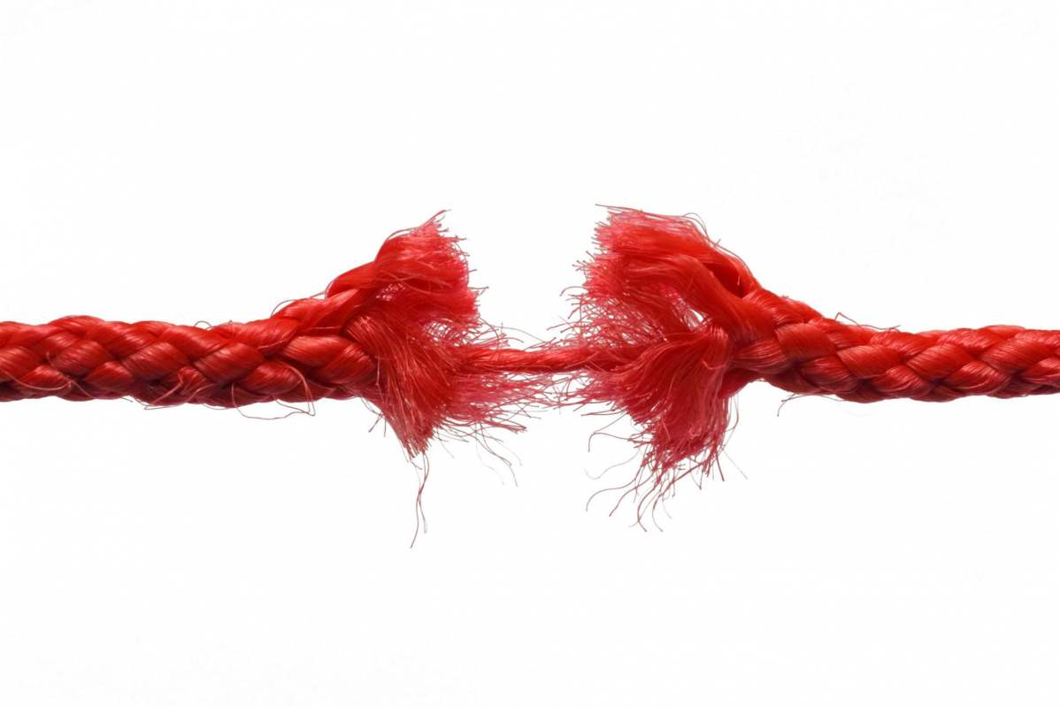 Ein gesplischenes rotes Seil hängt nur noch an einem dünnen Faden