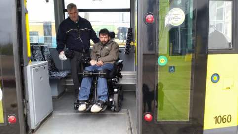 Foto: Ein BVG Mitarbeiter und ich. beim Elektro-Rollstuhl-Straßenbahntrainig. 