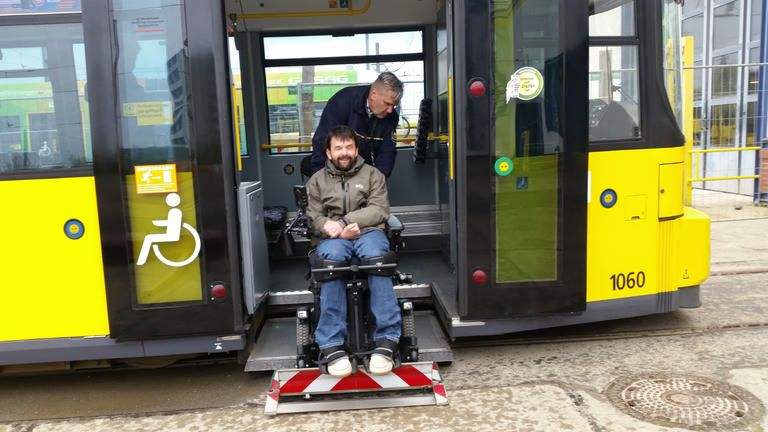 Endlich nicht mehr schwebend - Der Mitarbeiter hat die Rampe runtergefahren, ich bin wieder am Boden