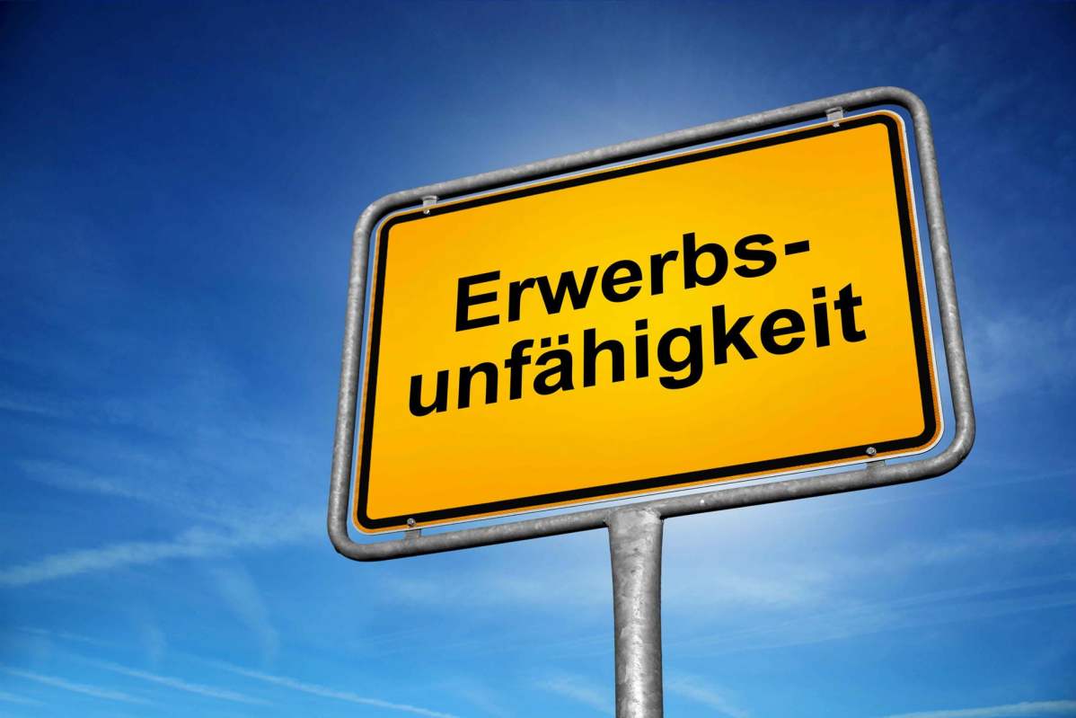 Anstelle eines Ortsnamens steht "Erwerbsunfähigkeit auf dem gelben Verkehrsschild