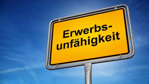 Anstelle eines Ortsnamens steht "Erwerbsunfähigkeit auf dem gelben Verkehrsschild