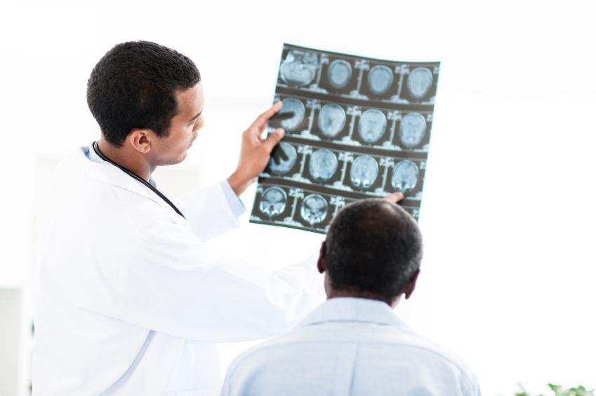 Zwei Ärzte beraten sich über Aufnahmen von einem MRT-Gehirnscan