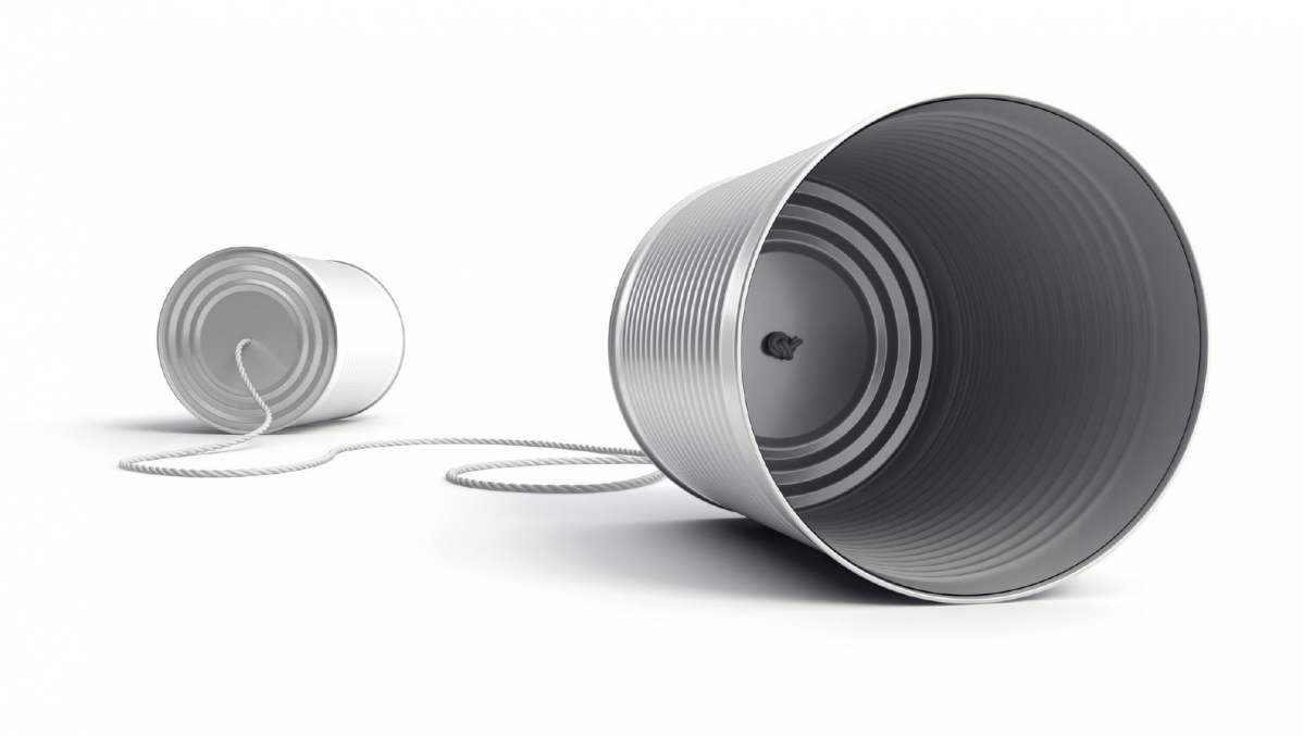 Zwei durch eine Kordel verbundene leere Konservendosen zur Kommunikation