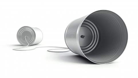 Zwei durch eine Kordel verbundene leere Konservendosen zur Kommunikation