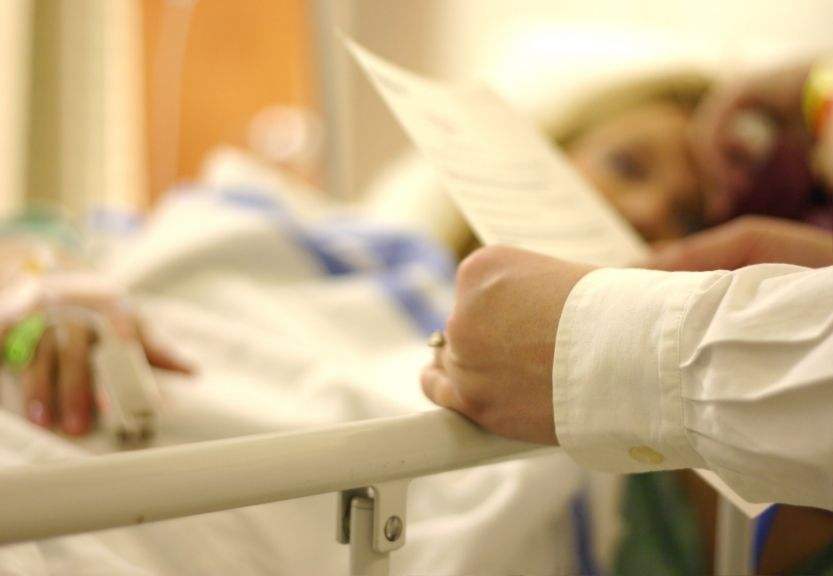 ´Sozialdienst bei einem Gespräch am Krankenbett mit einer Patientin