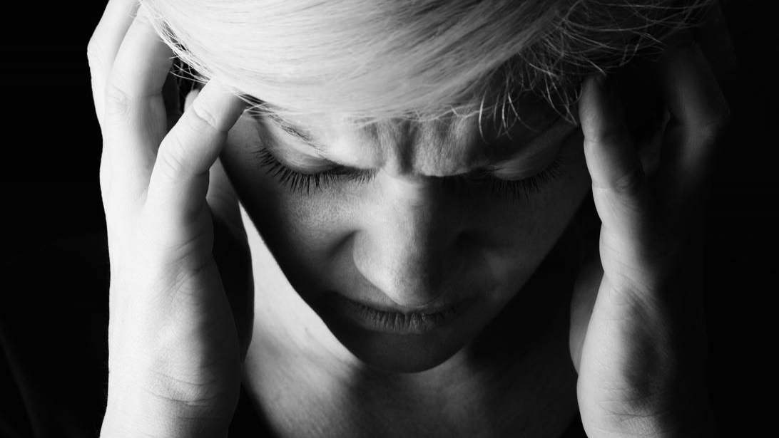 gruebelnde-frau_eyec