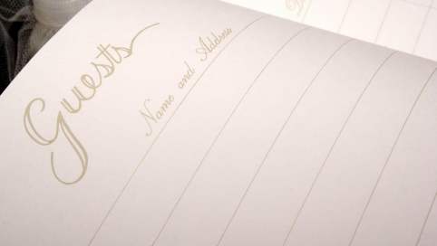 Foto von einem offenen Gästebuch